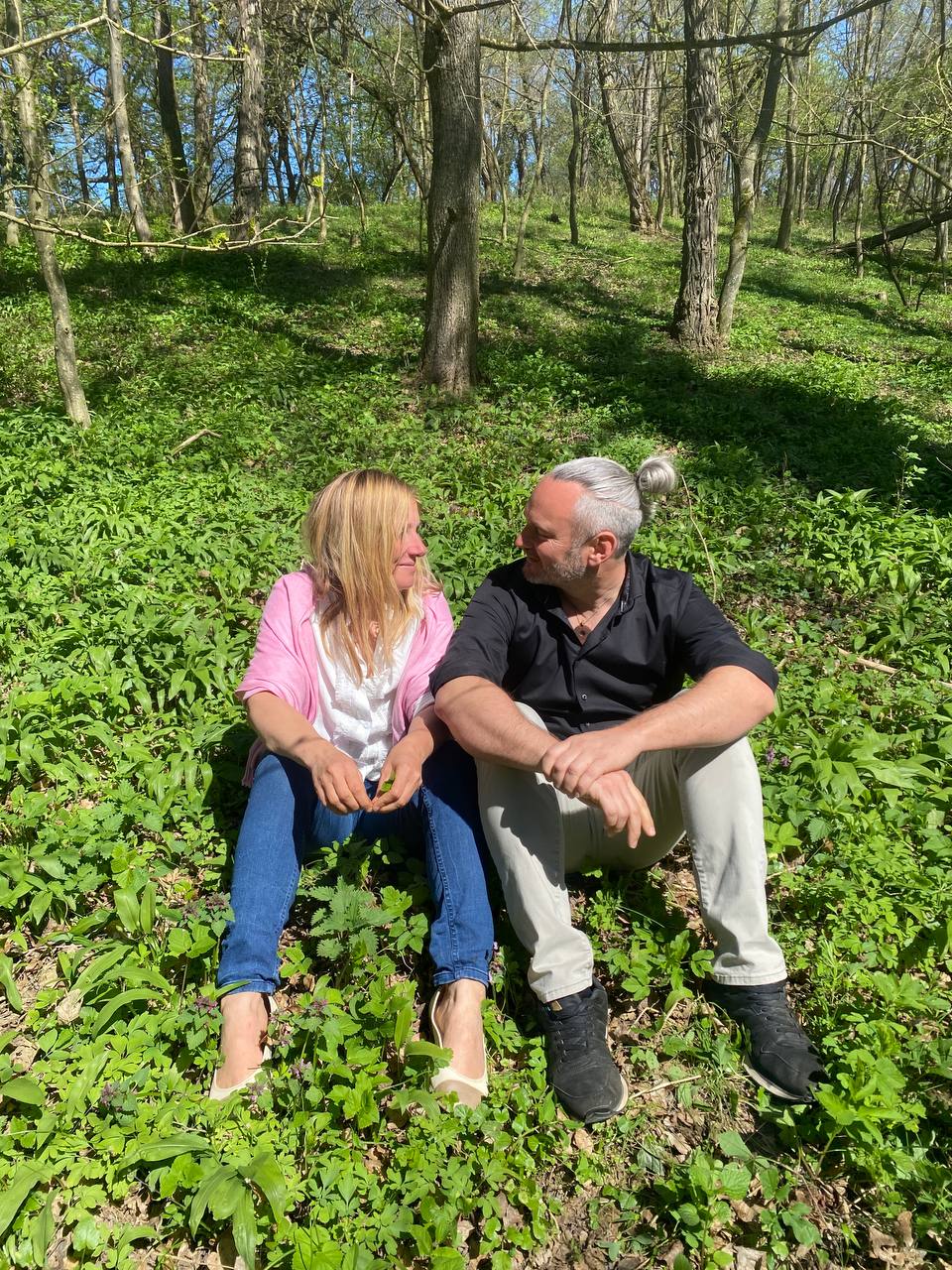 Daniel und Evelyn im Wald, im ruhigen Gespräch